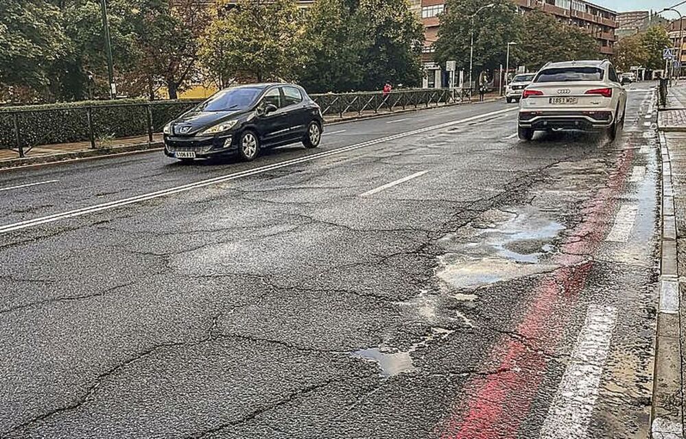 Uno de los tramos de Vía Roma con el pavimento de la calzada en peor estado. 