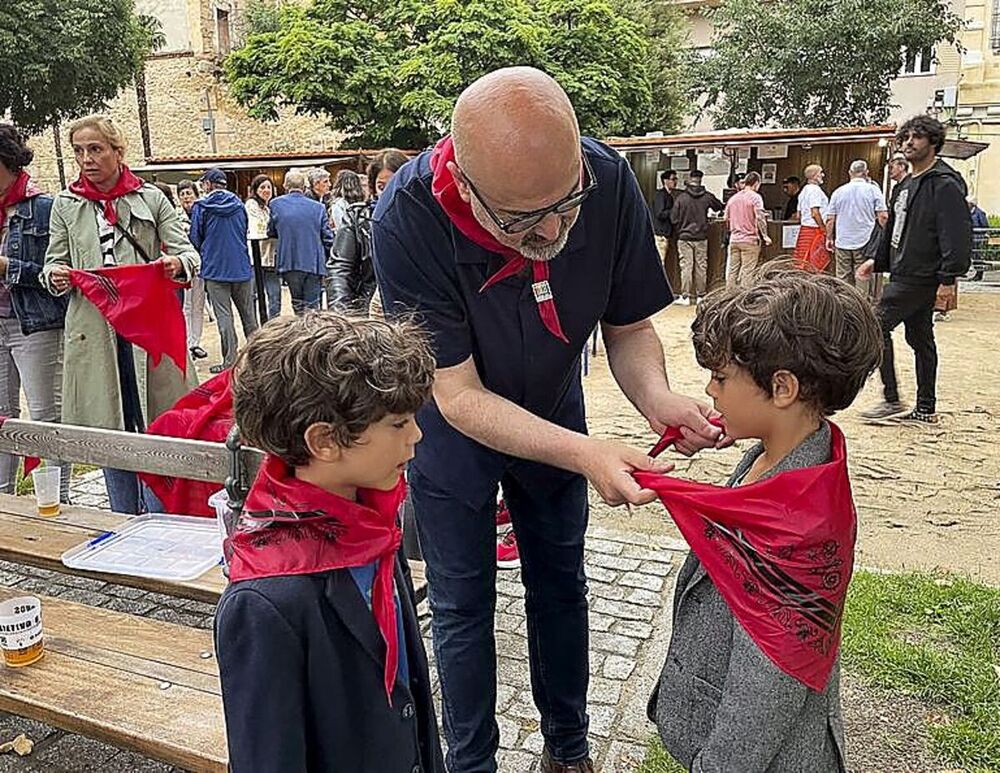 El concejal de Cultura pone el pañuelo festivo a jóvenes segovianos.