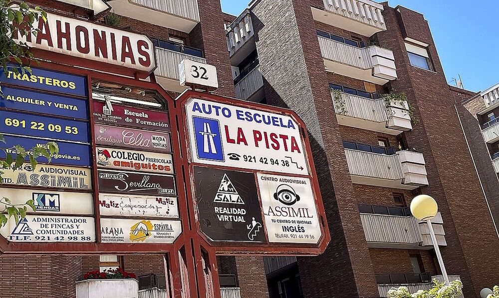 Cartel exterior del centro comercial de la capital segoviana donde la Fundación tiene locales en alquiler. 