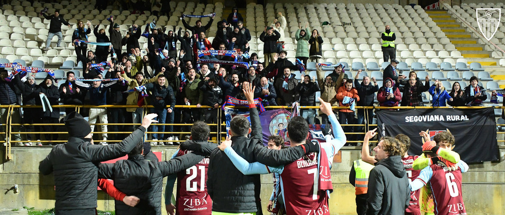 Los jugadores de la Segoviana celebran el triunfo con sus aficionados, este domingo.