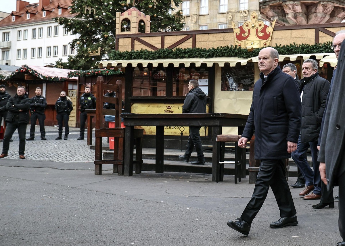 German Chancellor Scholz visits Magdeburg's Christmas market following vehicle-ramming attack  / FILIP SINGER (EFE)