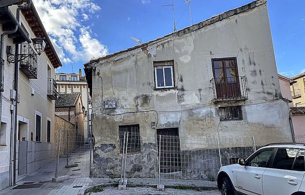 Vallas junto a una casa en ruinas en la travesía de San Justo.