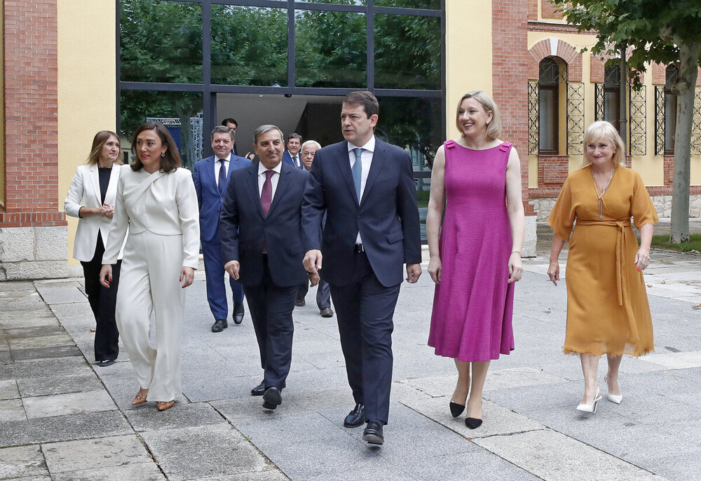 El presidente de la Junta, Alfonso Fernández Mañueco, junto a las nuevas vicepresidenta y consejeras y el nuevo consejero de su Gobierno.