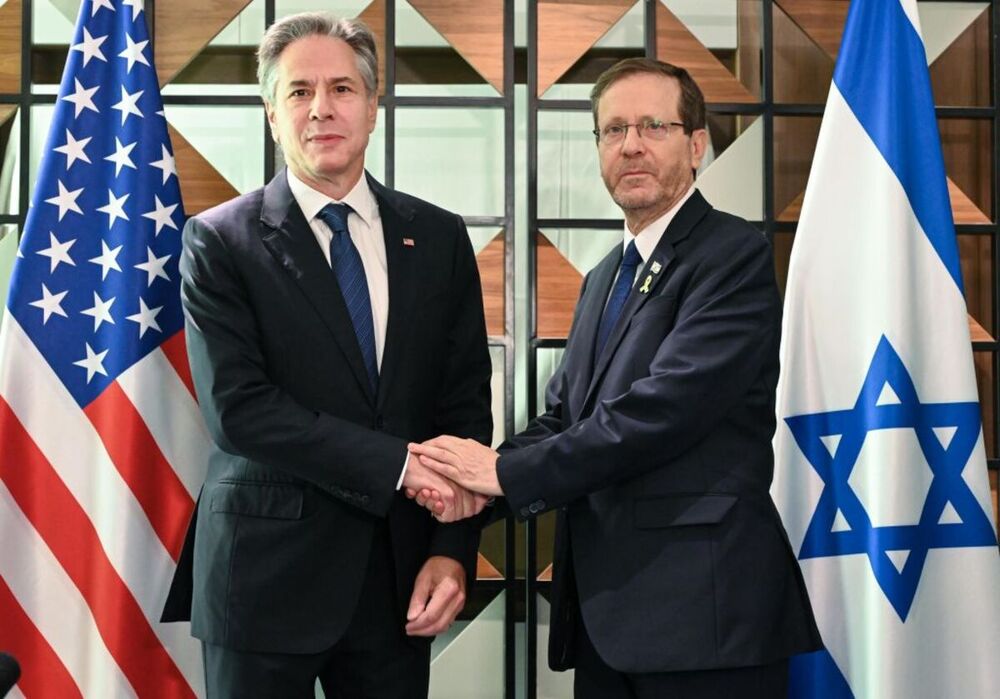 Blinken saluda al presidente de Israel, Isaac Herzog (d), durante su visita a Tel Aviv.