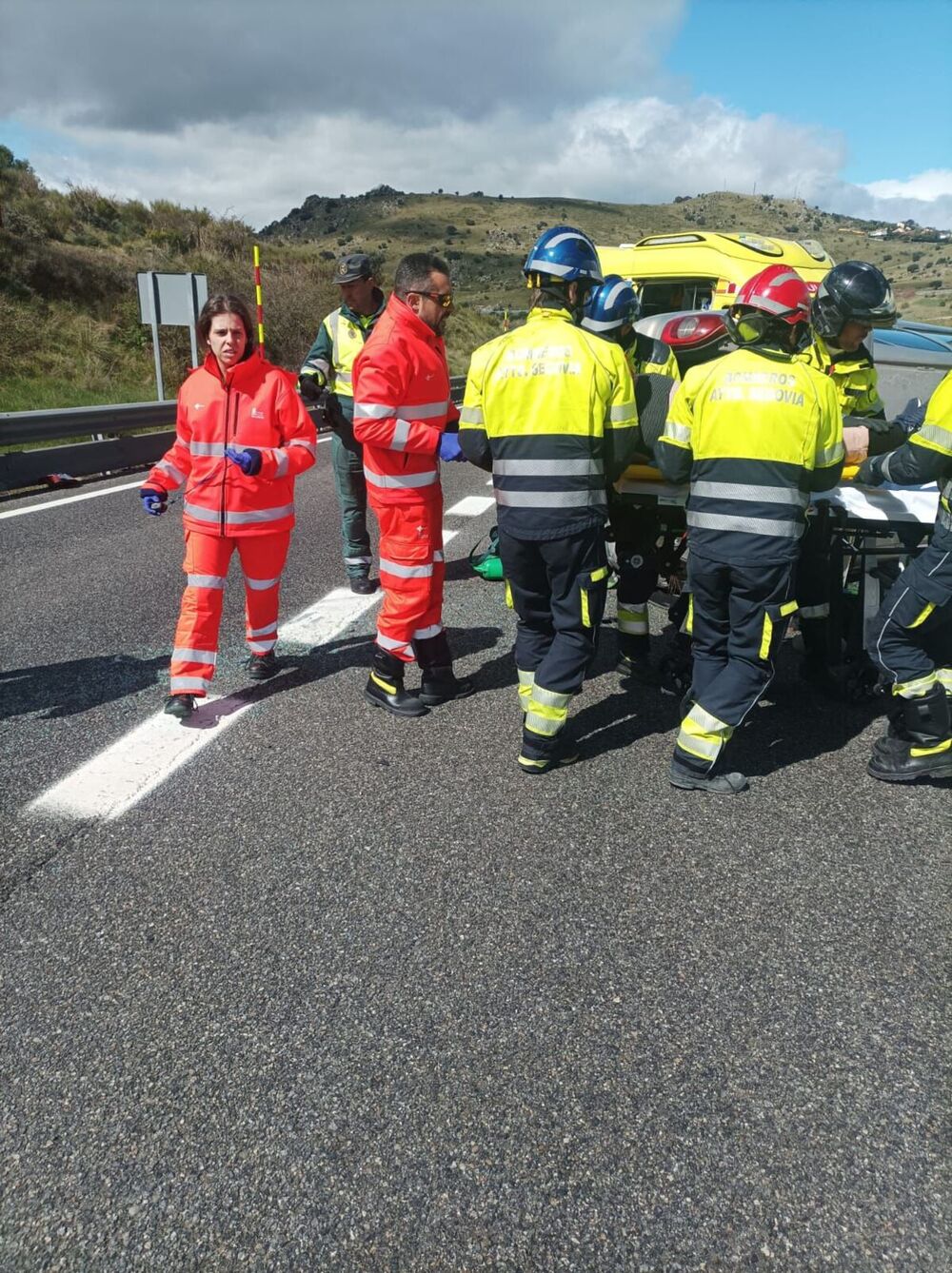 Los servicios de emergencias, este sábado en el lugar del siniestro.