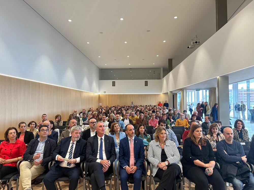 El alcalde, José Mazarías, acompañado por concejales del equipo de gobierno y portavoces de los grupos municipales, presidió el acto.