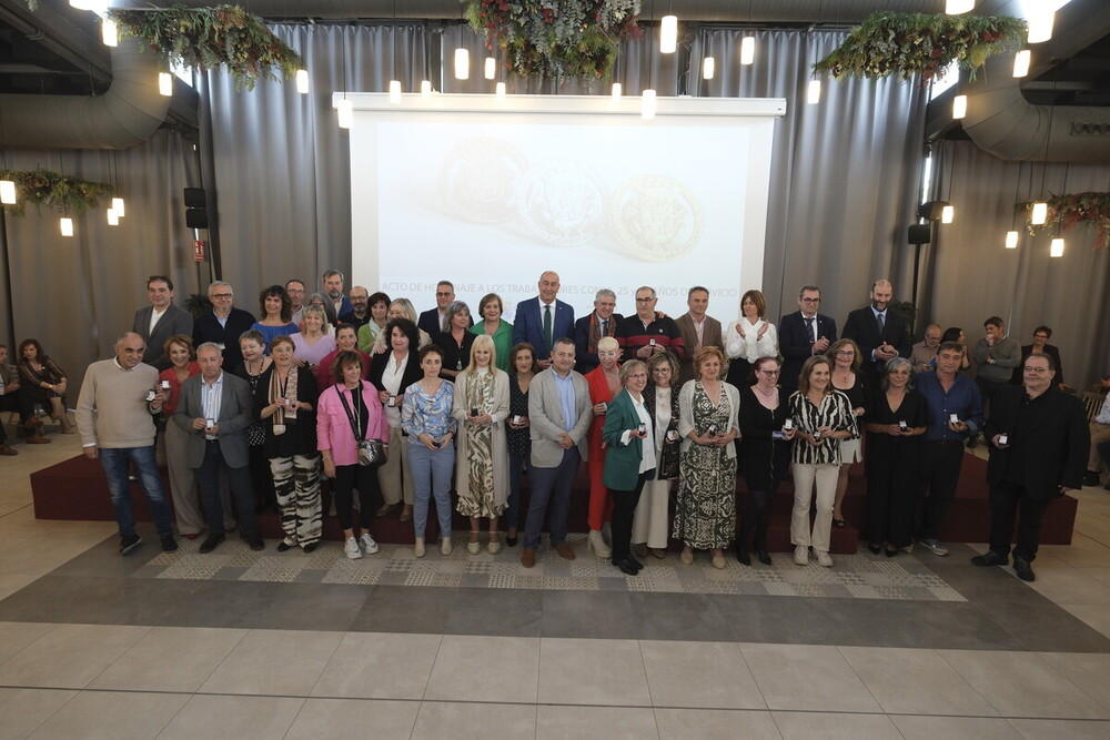 La Diputación homenajea a un centenar de funcionarios