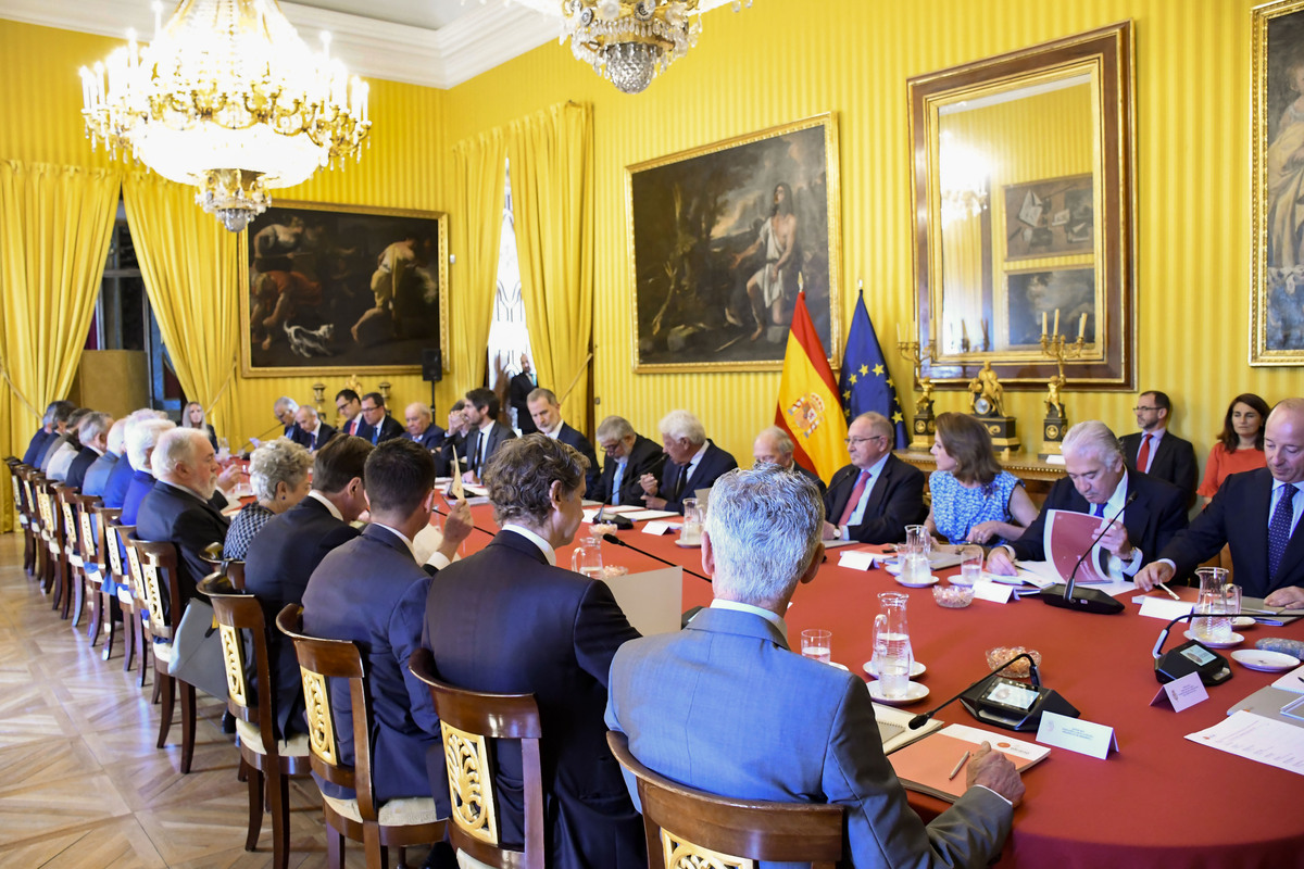 Felipe VI preside la reunión del patronato del Real Instituto Elcano  / PABLO MARTÍN /EFE