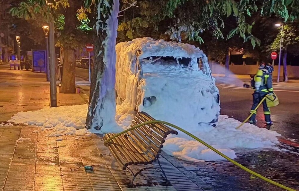 Furgoneta afectada por un incendio en la calle de Obispo Quesada. 