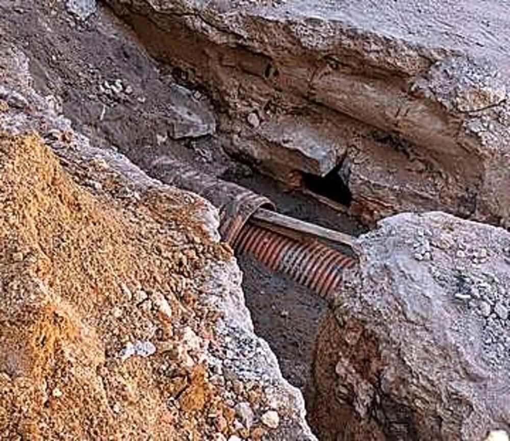 Cuñas para ajustar tuberías en las obras de renovación de redes de la calle de Blanca de Silos. 