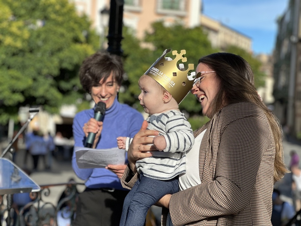 El encuentro reunió en la Plaza Mayor a un buen número de Isabeles segovianas.