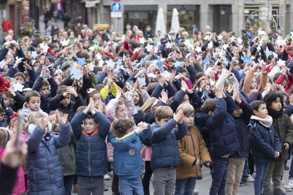 Niños y niñas de educación Infantil y Primaria de este centro de enseñanza invitan con su villancico a los segovianos a encender la luz de la Navidad.