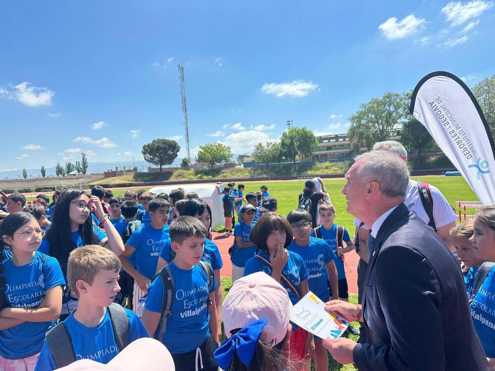 El alcalde de la ciudad, José Mazarías, se ha acercado a la Ciudad Deportiva de La Albuera para saludar a los participantes y animarles a la práctica deportiva. 