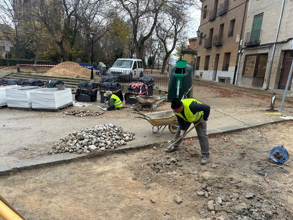 Trabajos de mejora del pavimento en la plaza de Colmenares.