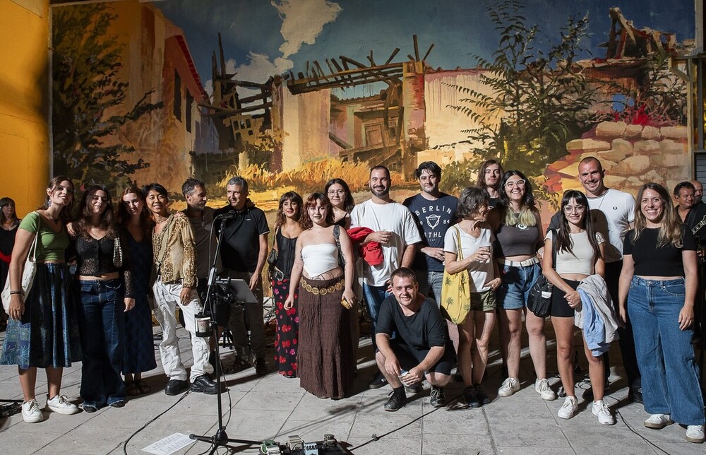 Los pensionados, junto a responsables de San Quirce, posan con el mural en la fiesta de clausura del curso. 