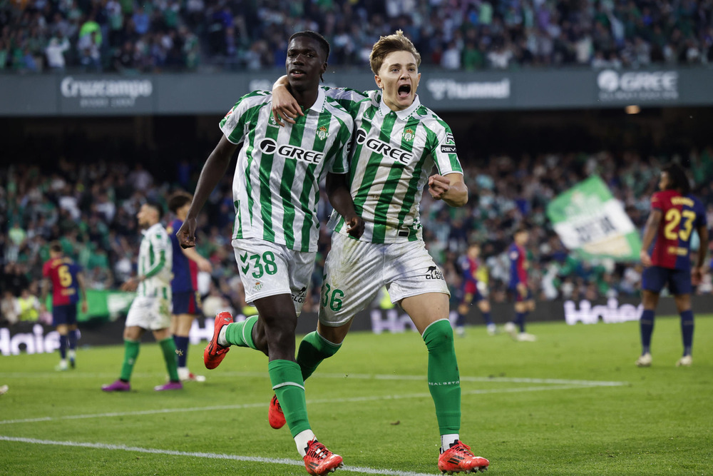 El Betis amarga a un Barça de altibajos
