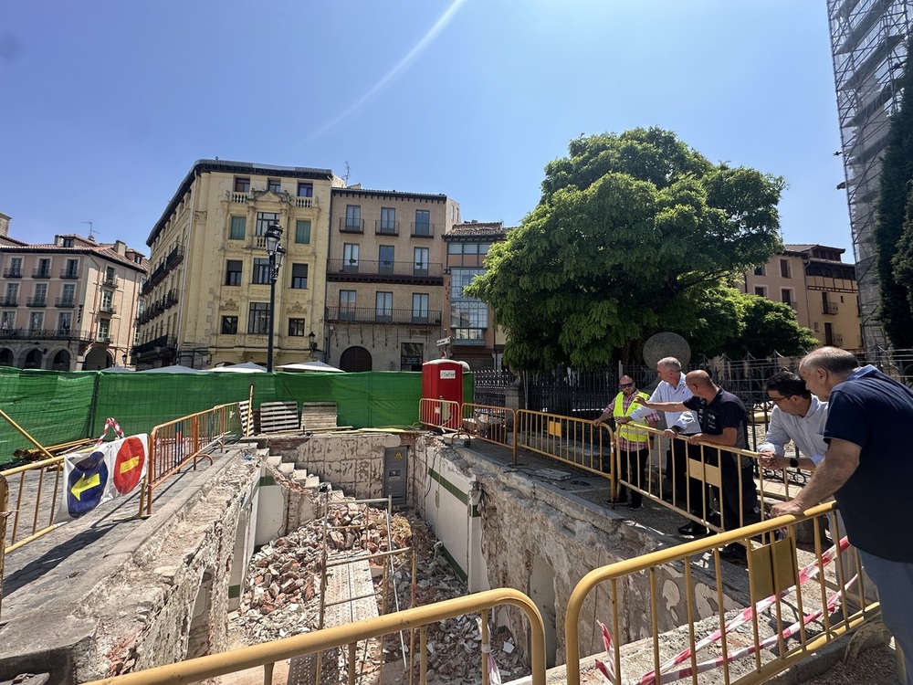 Mazarías también ha comprobado la marcha de la intervención que se ejecuta en los aseos de la Plaza Mayor. 