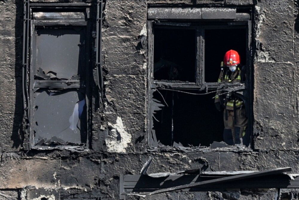 Los bomberos han accedido hasta los pisos superiores del edificio incendiado