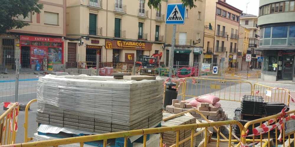 Material de obra frente a la fachada de la sede del Campus María Zambrano de la UVa la tarde de este viernes. 