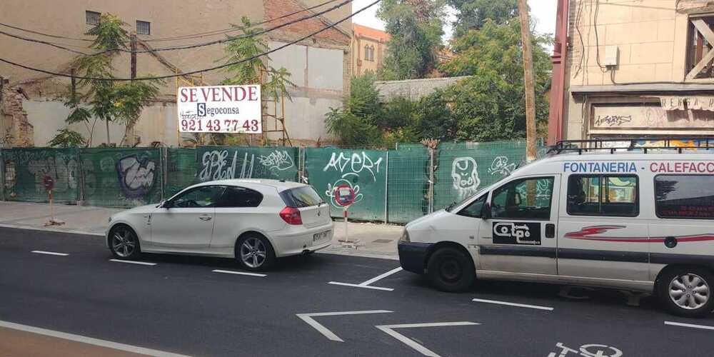 Señalización de los espacios de carga y descarga y línea de la zona ORA de color blanco, en la calle Blanca de Silos, cuando debería ser de color amarillo y azul, respectivamente.