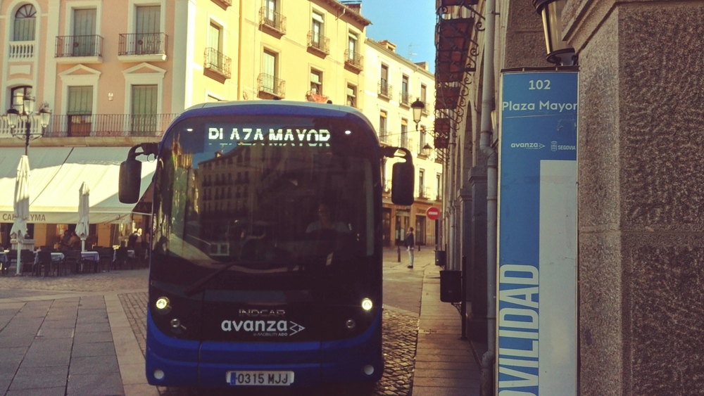 Una de las lanzaderas del transporte público, esta semana en la parada de la Plaza Mayor. 