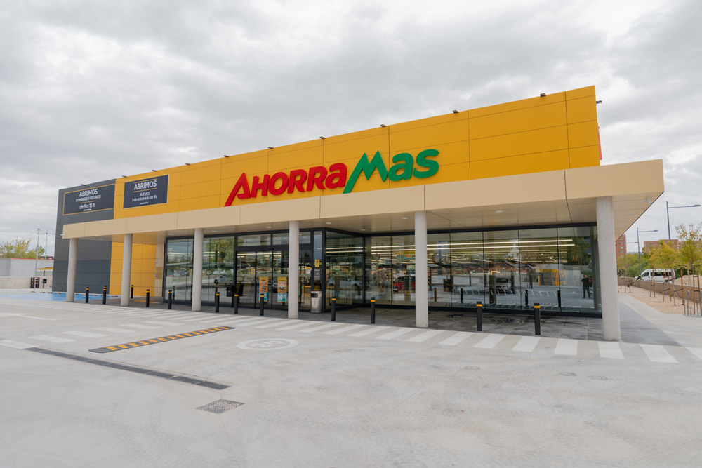 Instalaciones de otros supermercados de Ahorramas como el que construirá en Segovia.