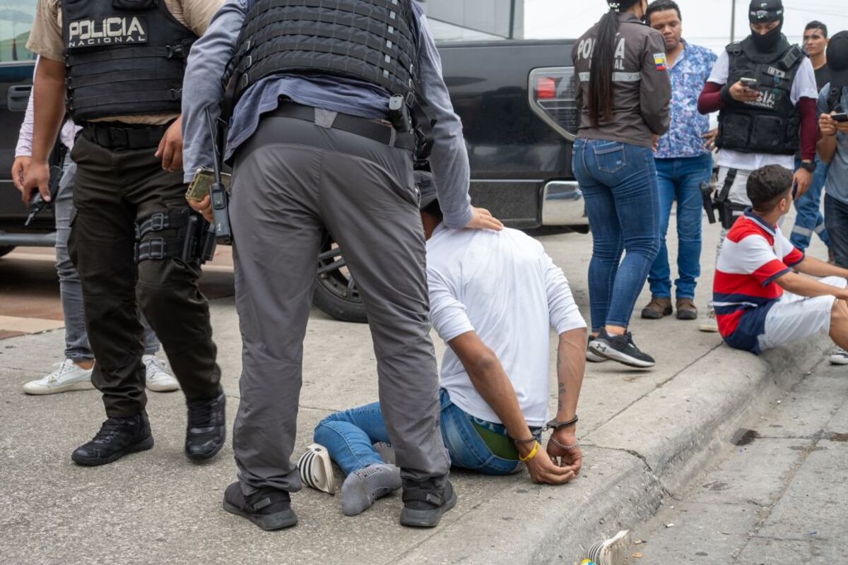 Policía ingresa a canal de ocupado por hombres armados y detiene a varios individuos  / MAURICIO TORRES