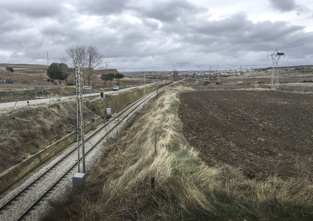 Los terrenos de Prado del Hoyo están situados en la proximidad de la línea ferroviaria que comunica Segovia con Madrid.