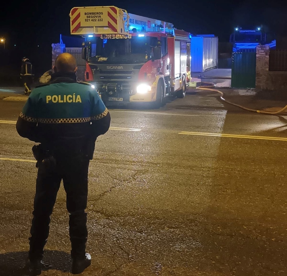 La rápida actuación de la Policía Local y de bomberos evitó la propagación de las llamas. 