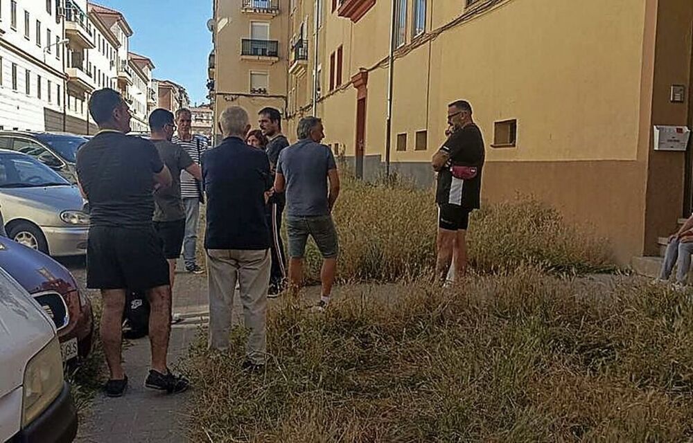 Vecinos de la calle General Gutiérrez Mellado, en la zona verde del perímetro de sus viviendas.