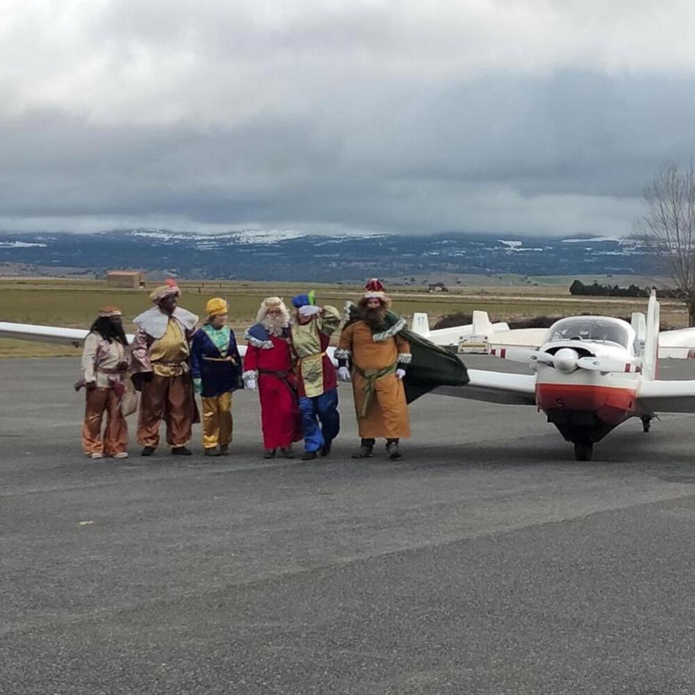 Los Magos de Oriente pisaron suelo segoviano en el aeródromo de Fuentemilanos