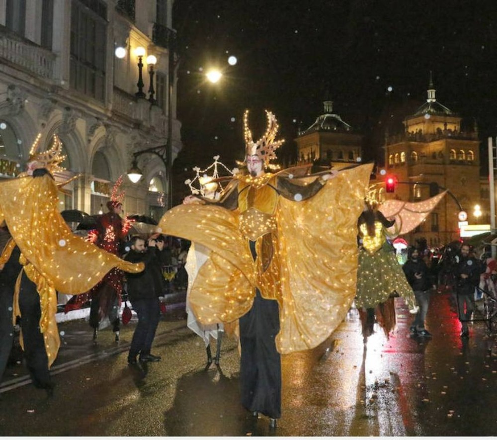 Un espectáculo de zancudos acompañará a la Cabalgata de Reyes