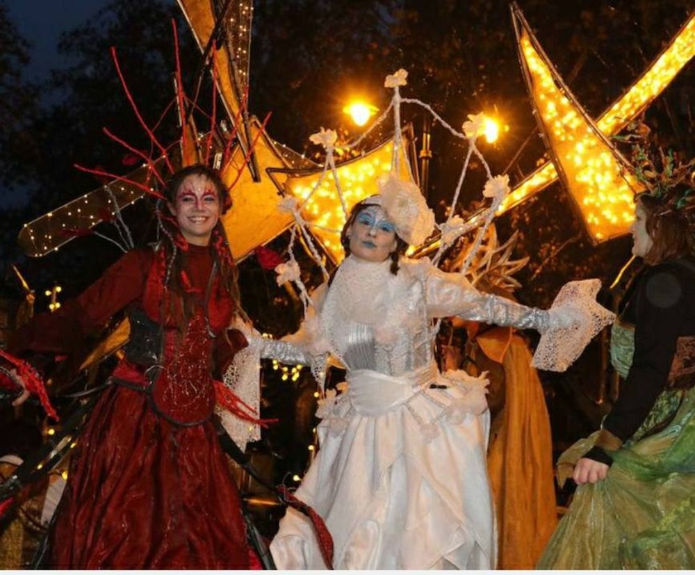 Un espectáculo de zancudos acompañará a la Cabalgata de Reyes