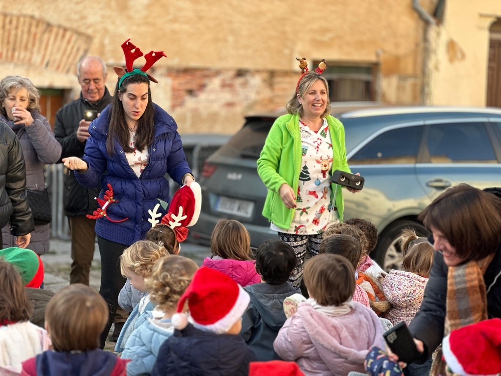 La plaza de San Lorenzo ha sido el escenario de este encuentro intergeneracional organizado desde las concejalías de Servicios Sociales y Educación. 