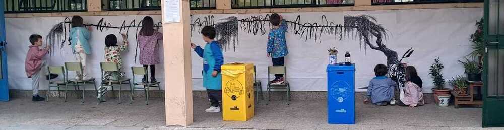 Alumnos del colegio Fray Juan de la Cruz realizan un mural.