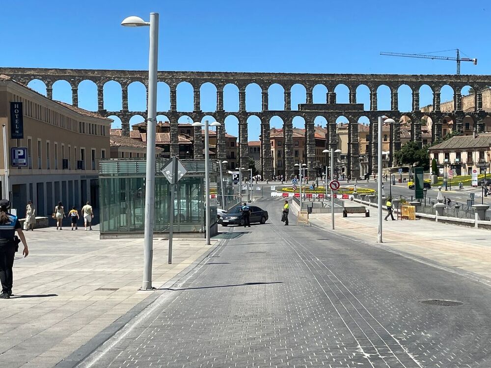 Los vehículos pueden acceder a la gasolinera y al parking, así como a los hoteles de la zona, pero tienen que regresar después a la plaza de la Artillería.