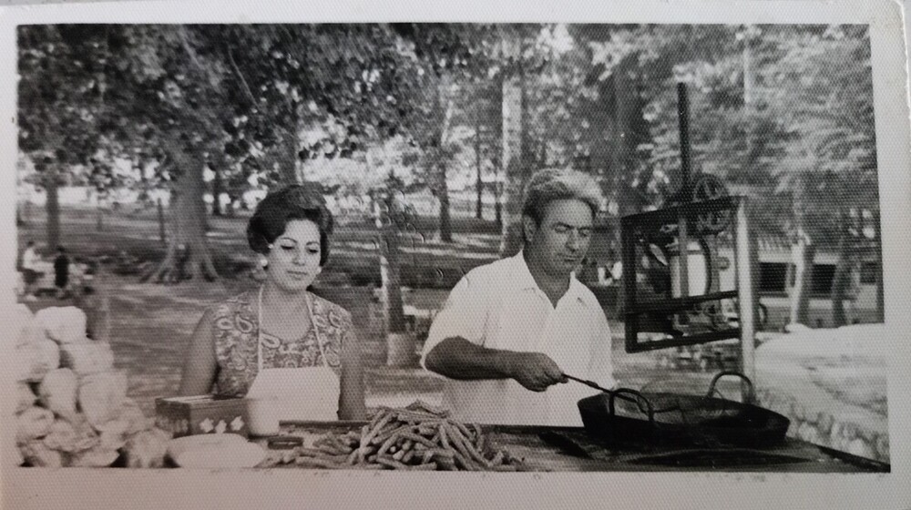 Justa y Esteban, en su puesto de venta de churros en El Henar.