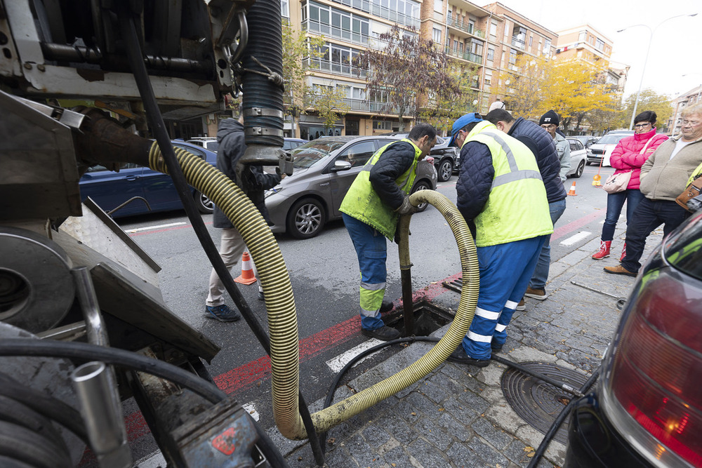 Expectación vecinal en la avenida Obispo Quesada durante la limpieza de imbornales por succión. 