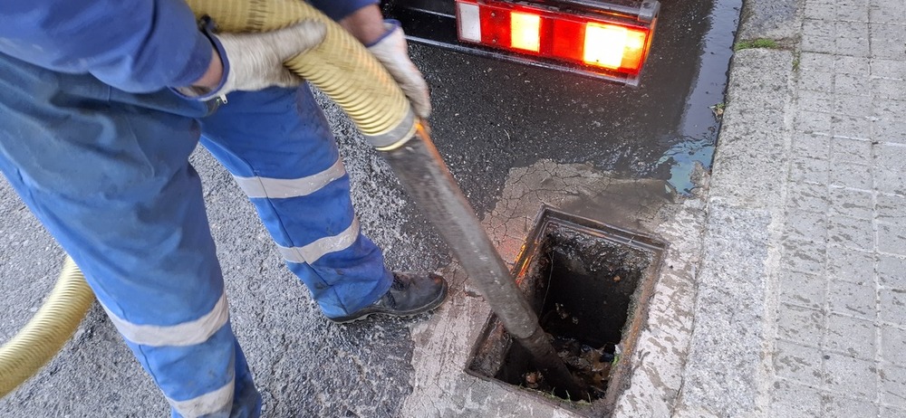 Los trabajos de limpieza se están ralentizando por falta de mantenimiento en algunos de los imbornales de la red de alcantarillado de Segovia. 