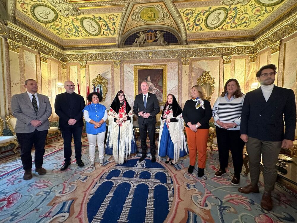 Las alcaldesas de Zamarramala posaron con parte de la corporación municipal en la Sala Blanca del Ayuntamiento de Segovia.