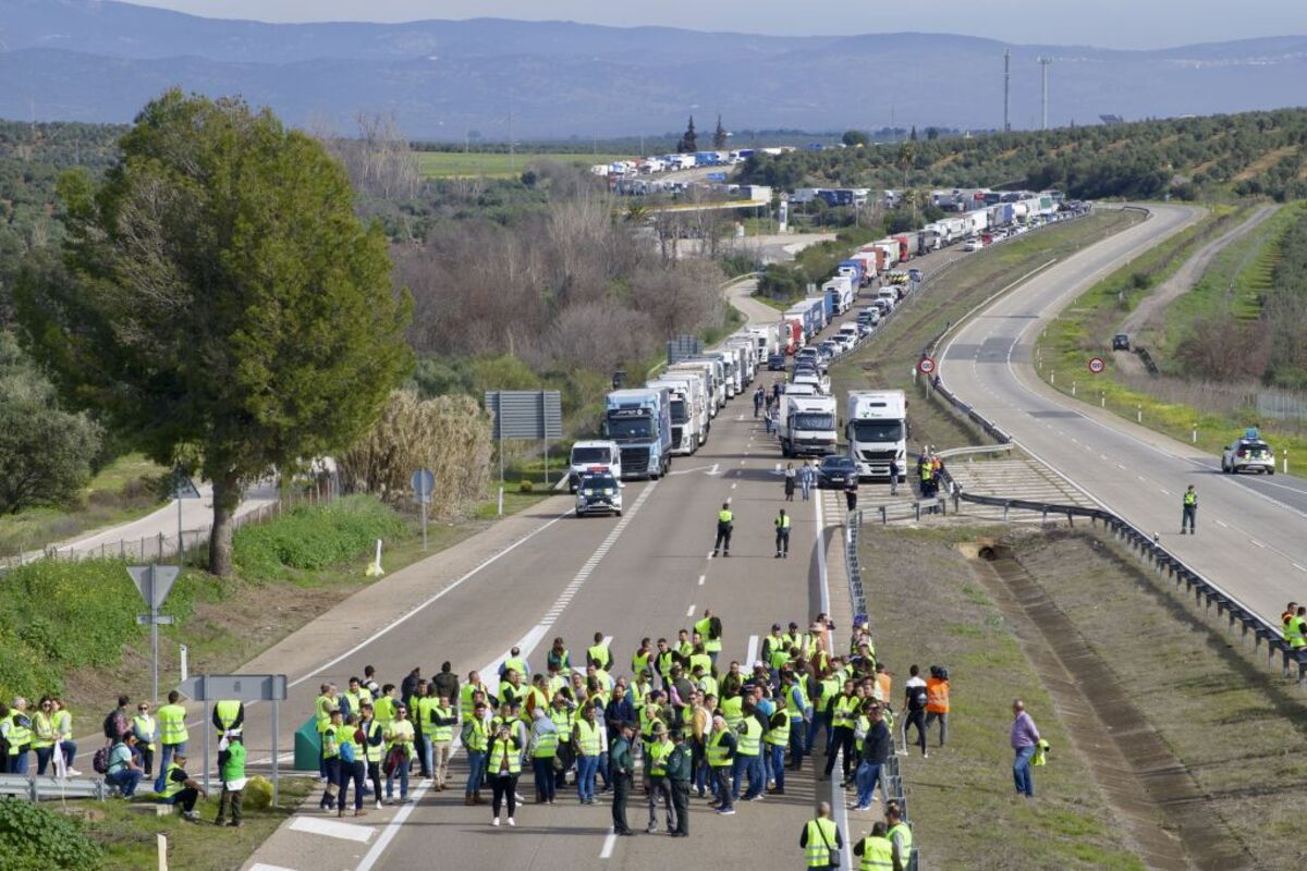 Centenares de agricultores cortan la entrada y salida a Andalucía en la A-4, en Jaén  / JOSÉ MANUEL PEDROSA