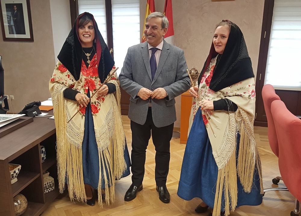 El delegado territorial de la Junta de Castilla y León en Segovia, José Luis Sanz Merino, junto a las alcaldesas de Zamarramala.