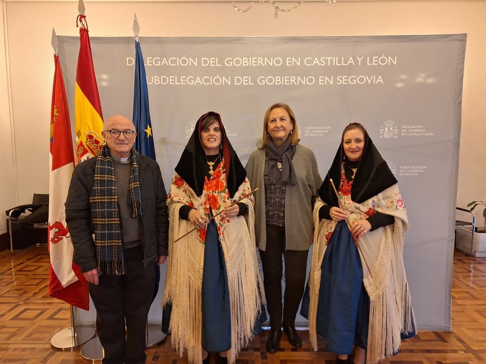 Las alcaldesas, acompañadas por el párroco de Zamarramala, Juan Santos, junto a la subdelegada del Gobierno, Marian Rueda. 