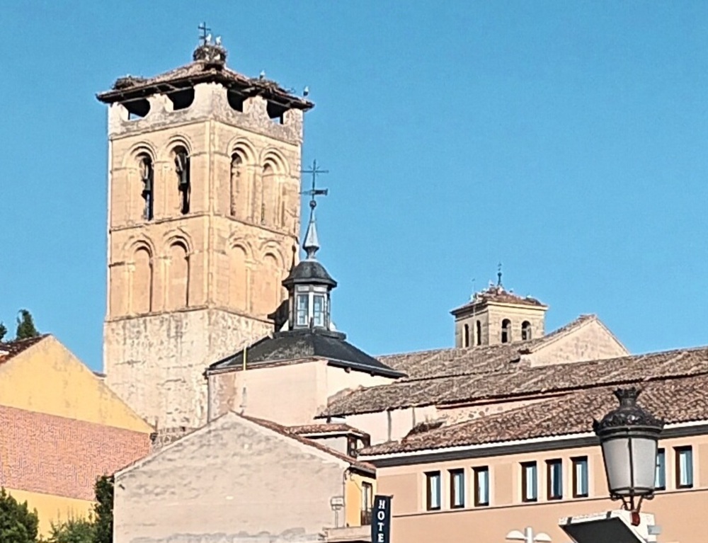 Nidos en la torre de la iglesia románica de San Justo. 