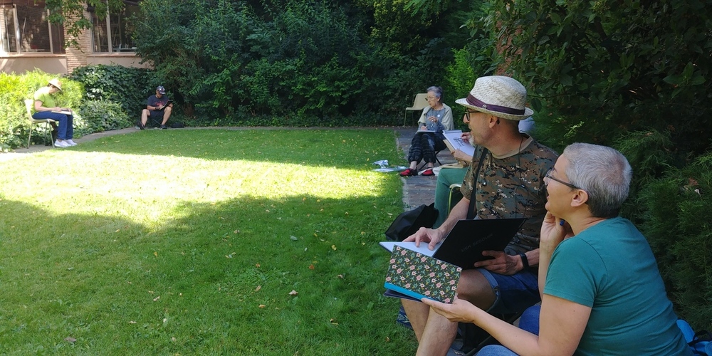 Alicia Santamaría y Joaquín Ródenas, en primer término, a la derecha de la fotografía, en el jardín del Museo Esteban Vicente.