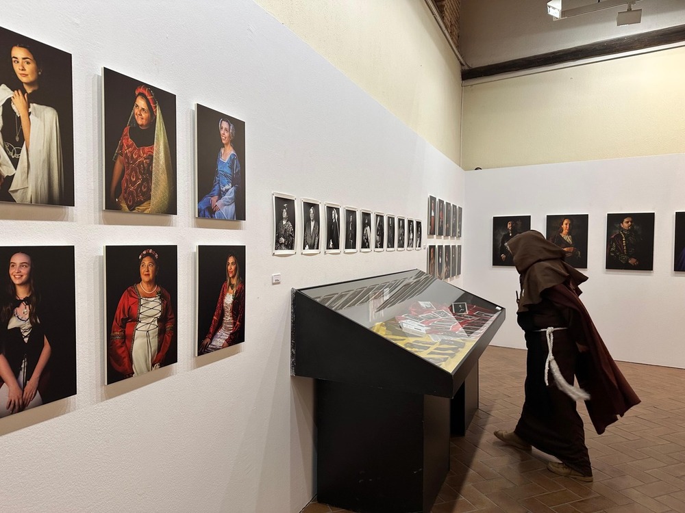 Exposición fotográfica 'Retratos de la Corte' que puede visitarse hasta el 6 de enero en La Alhóndiga. 