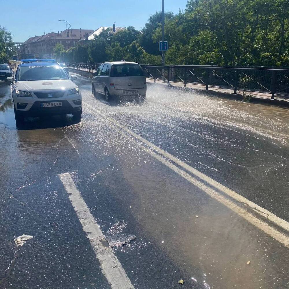 Reventón de una tubería de agua en la avenida Vía Roma. 