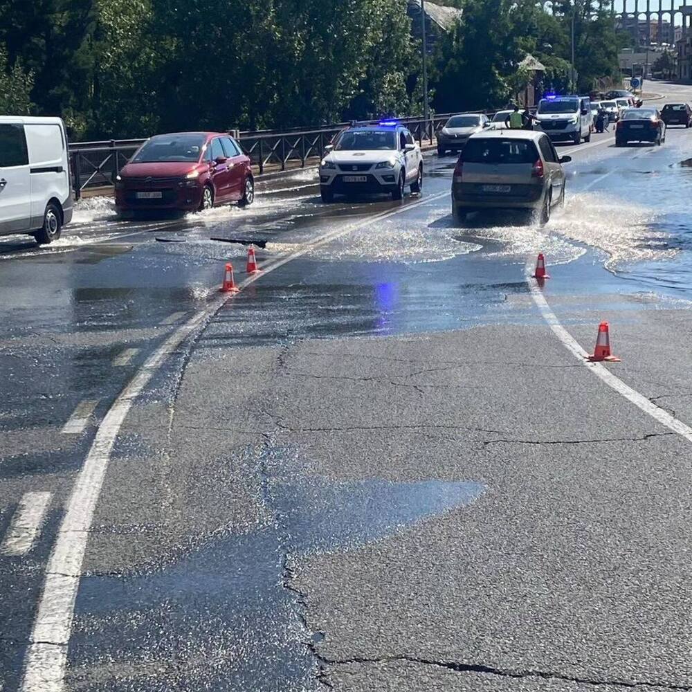 Reventón de una tubería de agua en la avenida Vía Roma. 