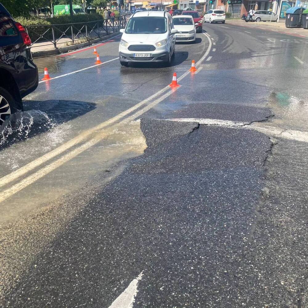 Reventón de una tubería de agua en la avenida Vía Roma. 