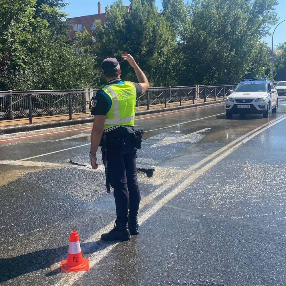 Reventón de una tubería de agua en la avenida Vía Roma. 